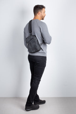 Mini mochila transversal de couro Eric - Enluaze - Bolsas, Mochilas e Acessórios em Couro Legítimo