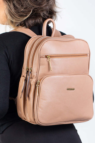 Mochila feminina de couro liso Zaya - Enluaze - Bolsas, Mochilas e Acessórios em Couro Legítimo