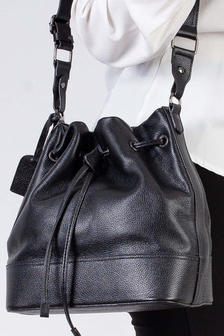 Bolsa saco em couro liso Naiara - Enluaze - Bolsas, Mochilas e Acessórios em Couro Legítimo