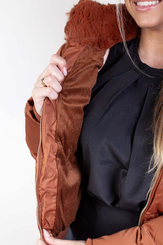 Jaqueta feminina de nylon curta com capuz removível 84115 - Enluaze - Vestuário e Acessórios em Couro Legítimo