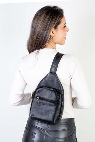 Mini mochila feminina transversal de couro liso Jenny - Enluaze - Bolsas, Mochilas e Acessórios em Couro Legítimo
