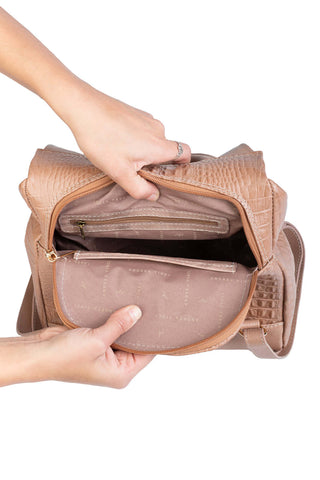 Mochila pequena antifurto couro croco Susan - Enluaze - Bolsas, Mochilas e Acessórios em Couro Legítimo