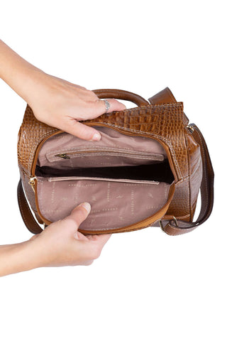Mochila pequena antifurto couro croco Susan - Enluaze - Bolsas, Mochilas e Acessórios em Couro Legítimo