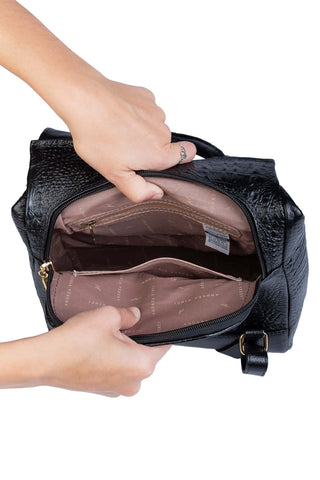 Mochila pequena antifurto couro croco Susan - Enluaze - Bolsas, Mochilas e Acessórios em Couro Legítimo