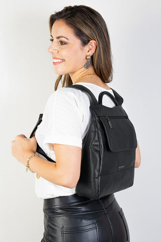 Mochila pequena antifurto couro liso grafite Susan - Enluaze - Bolsas, Mochilas e Acessórios em Couro Legítimo