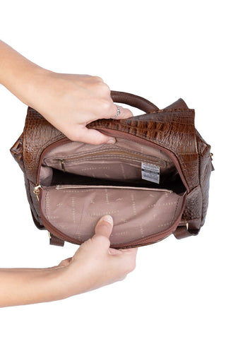 Mochila pequena antifurto couro croco Susan - Enluaze - Bolsas, Mochilas e Acessórios em Couro Legítimo