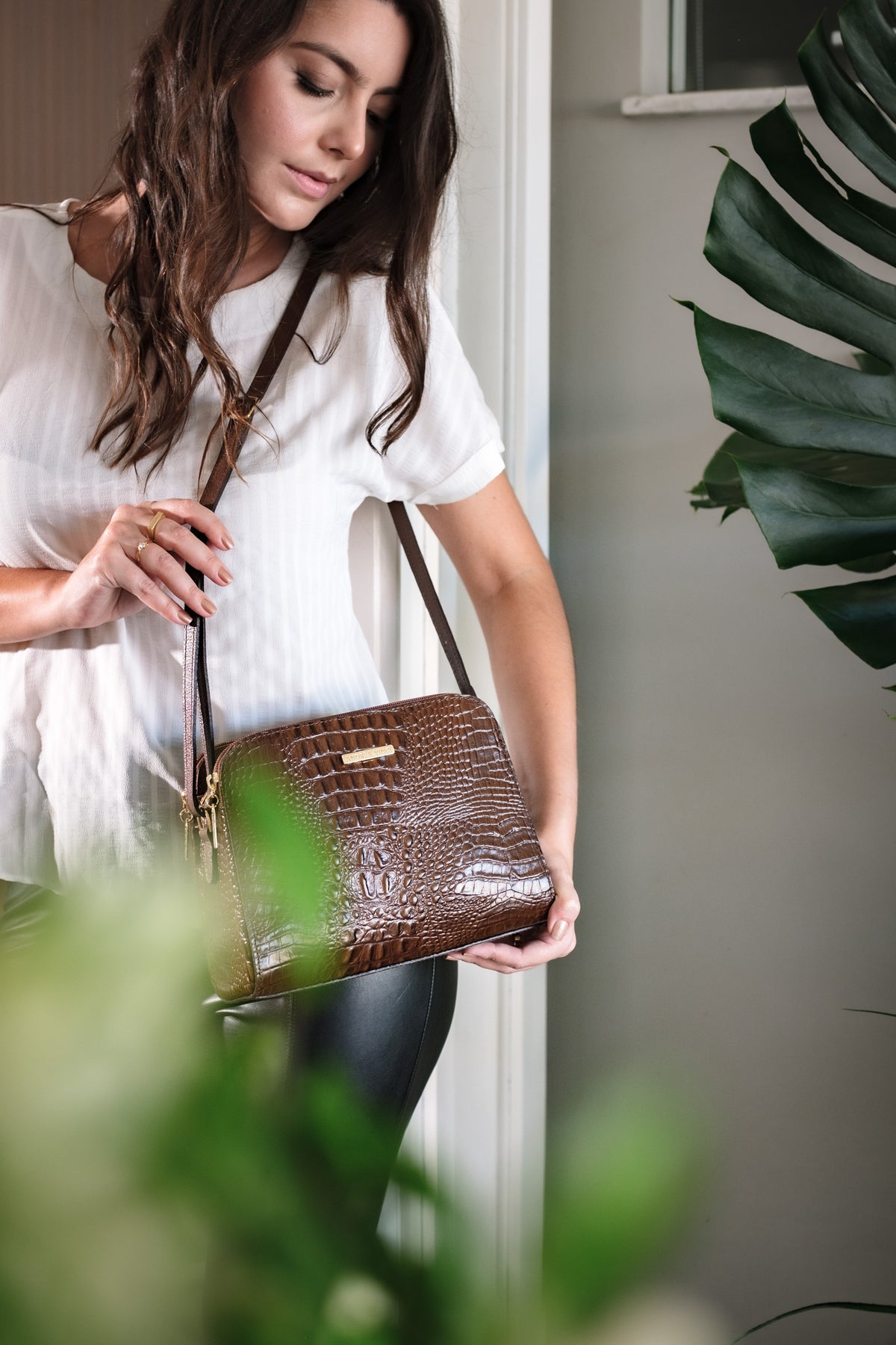 Bolsa transversal feminina de couro croco Paola