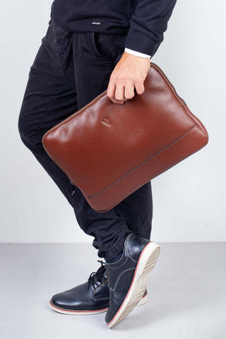 Case de couro para notebook de 14" Guga - Enluaze - Bolsas, Mochilas e Acessórios em Couro Legítimo