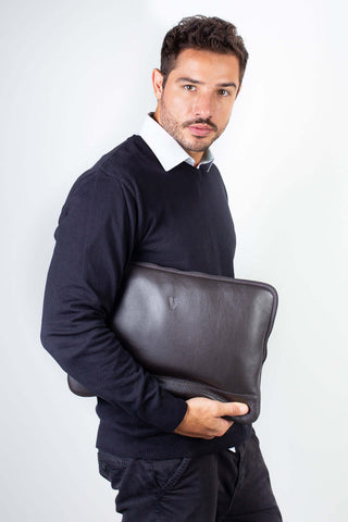 Case de couro para notebook de 15.6" Guto - Enluaze - Bolsas, Mochilas e Acessórios em Couro Legítimo