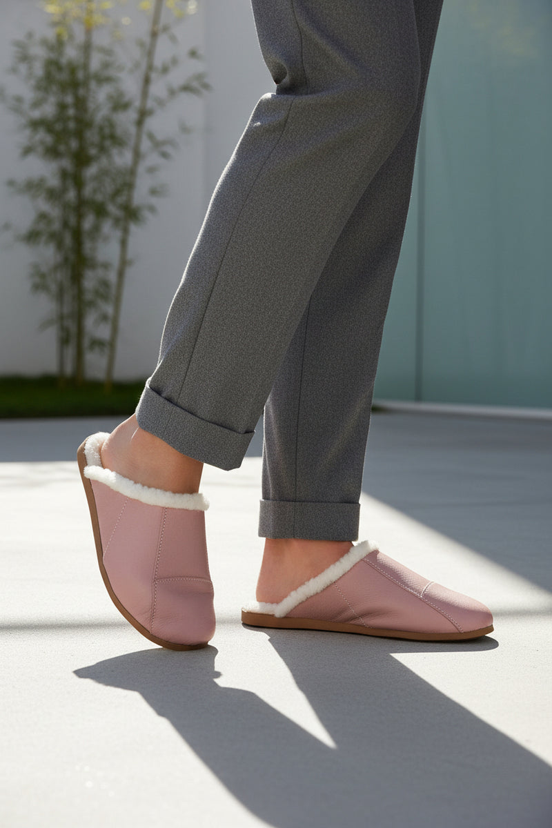 Chinelo pantufa em couro unissex forrada com pelo 6101
