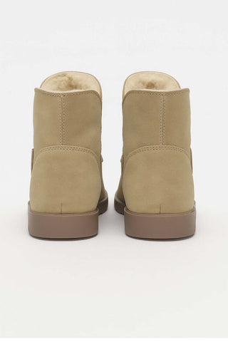 Bota pantufa peluciada cano curto Zuli