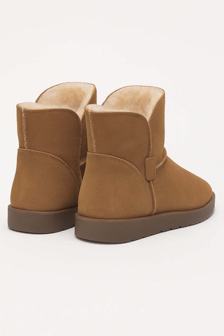 Bota pantufa peluciada cano curto Zuli