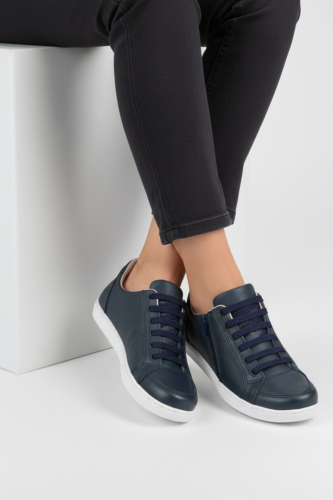 Tênis feminino em couro com elástico e zíper 0203