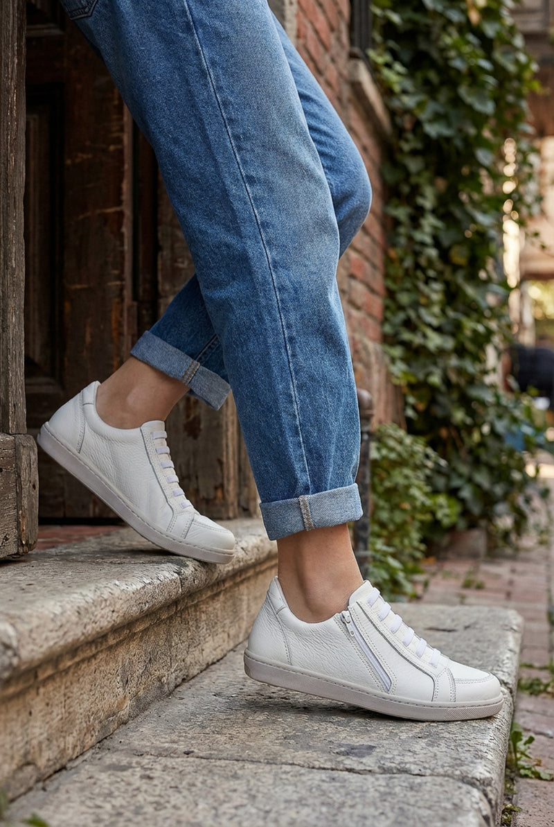 Tênis feminino em couro com elástico e zíper 0203