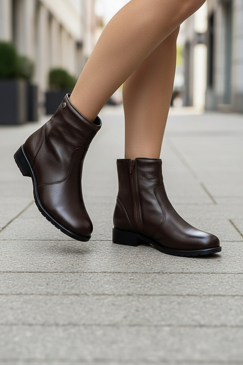 Bota cano curto em couro com zíper 0302