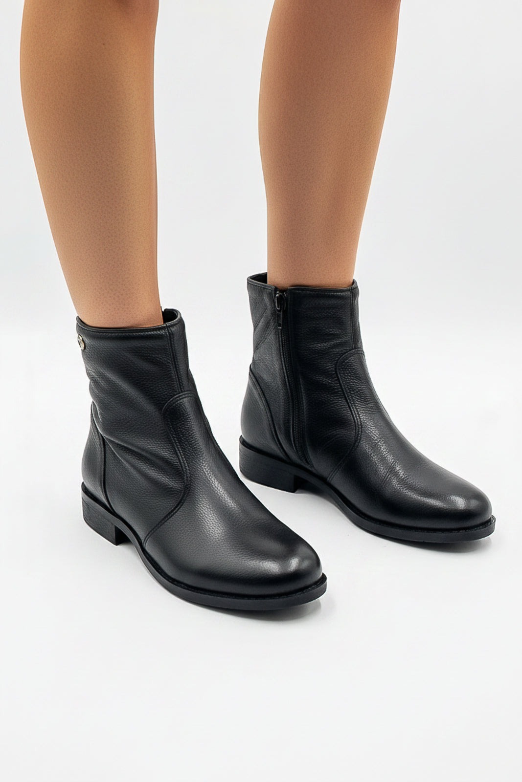 Bota cano curto em couro com zíper 0302