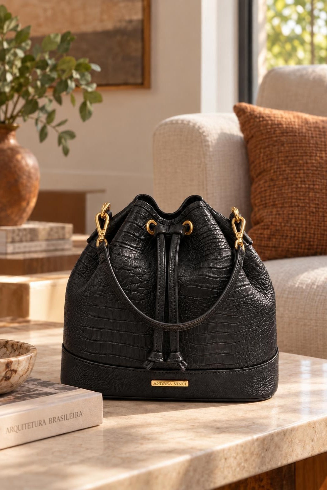 Bolsa saco em couro croco Nadia
