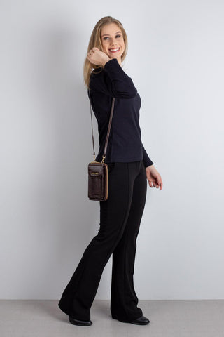 Carteira feminina de couro liso com alça Rafa 19x10,5cm - Enluaze - Bolsas e Mochilas em Couro Legítimo - Andrea Vinci