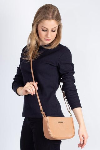 Bolsa tiracolo pequena de couro liso Iria - Enluaze - Bolsas, Mochilas e Acessórios em Couro Legítimo