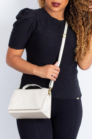 Bolsa pequena transversal de couro liso Deise - Enluaze - Bolsas, Mochilas e Acessórios em Couro Legítimo