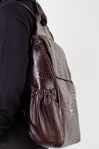 Mochila antifurto grande de couro croco Suzana - Enluaze - Bolsas, Mochilas e Acessórios em Couro Legítimo