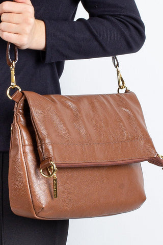 Bolsa tiracolo grande de couro liso Cida - Enluaze - Bolsas, Mochilas e Acessórios em Couro Legítimo