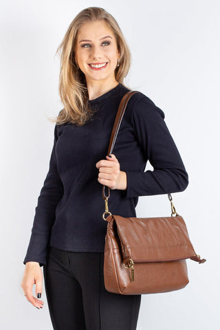 Bolsa tiracolo grande de couro liso Cida - Enluaze - Bolsas, Mochilas e Acessórios em Couro Legítimo
