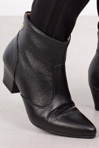 Bota cano curto com salto 7566 - Enluaze - Bolsas, Mochilas e Acessórios em Couro Legítimo