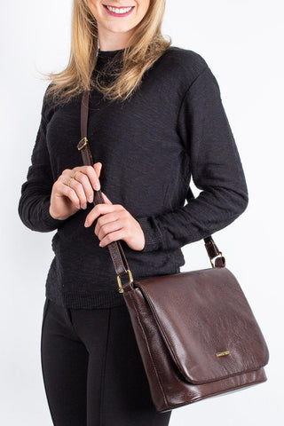 Bolsa transversal em couro liso com tampa Isadora - Enluaze - Bolsas, Mochilas e Acessórios em Couro Legítimo