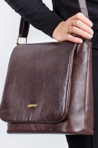 Bolsa transversal em couro liso com tampa Isadora - Enluaze - Bolsas, Mochilas e Acessórios em Couro Legítimo