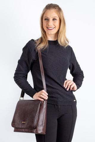 Bolsa transversal em couro liso com tampa Isadora - Enluaze - Bolsas, Mochilas e Acessórios em Couro Legítimo