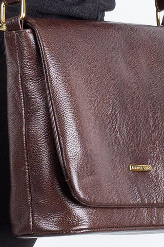 Bolsa transversal em couro liso com tampa Isadora - Enluaze - Bolsas, Mochilas e Acessórios em Couro Legítimo