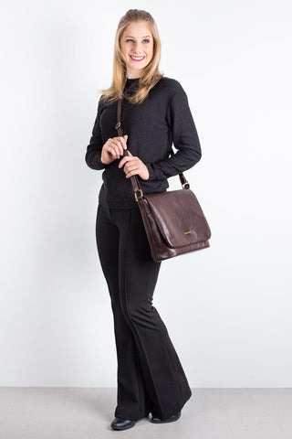 Bolsa transversal em couro liso com tampa Isadora - Enluaze - Bolsas, Mochilas e Acessórios em Couro Legítimo