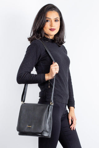 Bolsa transversal em couro liso com tampa Isadora - Enluaze - Bolsas, Mochilas e Acessórios em Couro Legítimo