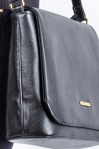 Bolsa transversal em couro liso com tampa Isadora - Enluaze - Bolsas, Mochilas e Acessórios em Couro Legítimo