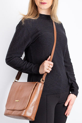Bolsa transversal em couro liso com tampa Isadora - Enluaze - Bolsas, Mochilas e Acessórios em Couro Legítimo