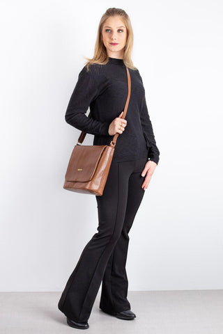 Bolsa transversal em couro liso com tampa Isadora - Enluaze - Bolsas, Mochilas e Acessórios em Couro Legítimo