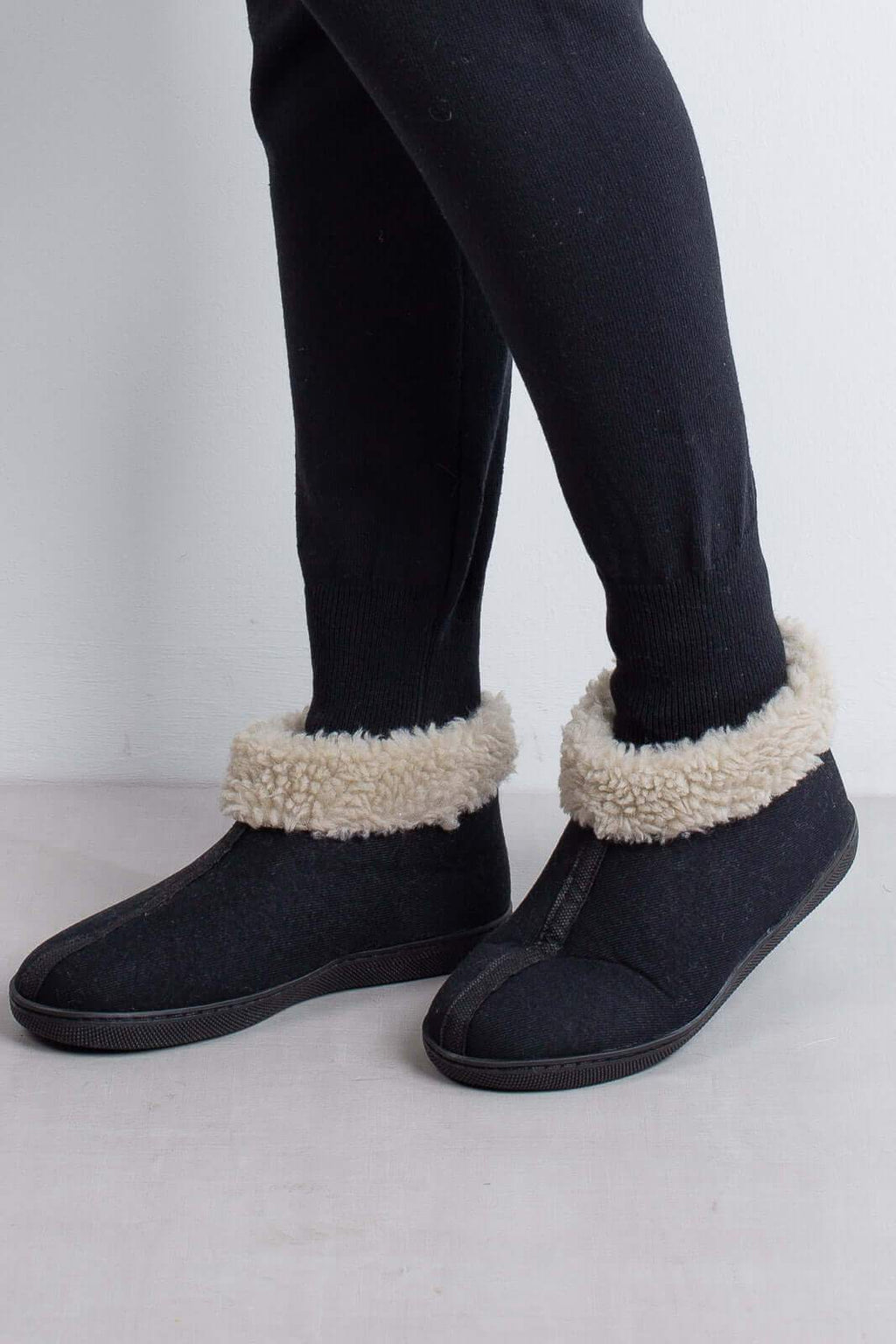 Pantufa unissex forrada em pelo e sola antiderrapante 01 - Enluaze