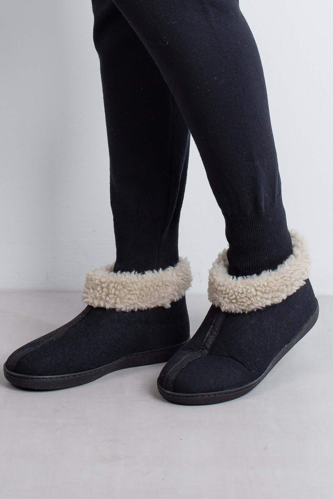 Pantufa unissex forrada em pelo e sola antiderrapante 01 - Enluaze