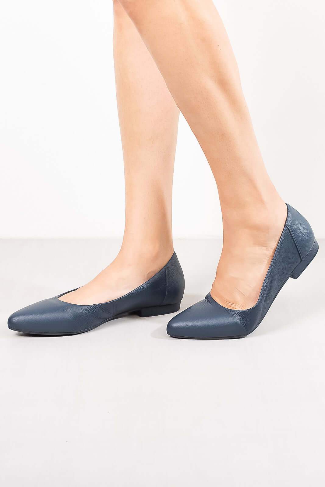 Sapatilha de couro bico fino Kátia - Enluaze