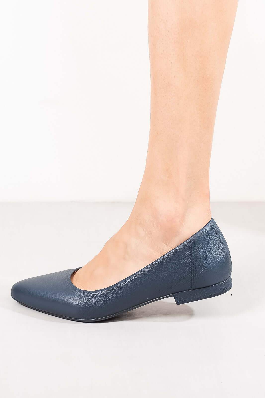 Sapatilha de couro bico fino Kátia - Enluaze