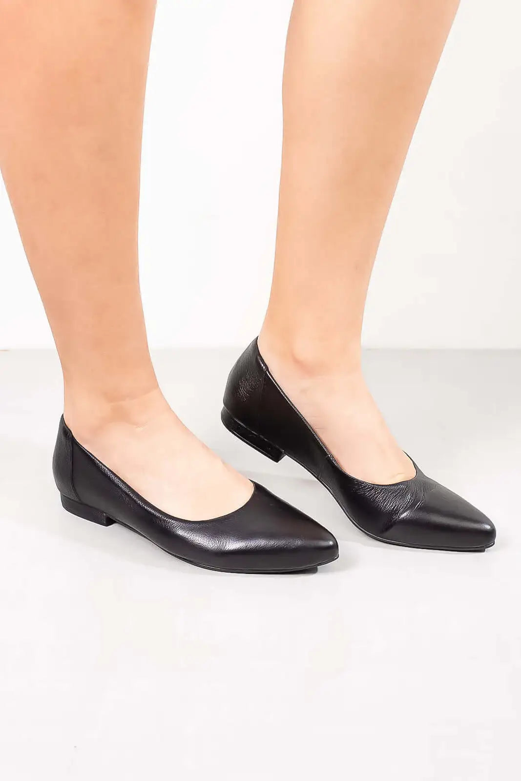 Sapatilha de couro bico fino Kátia - Enluaze