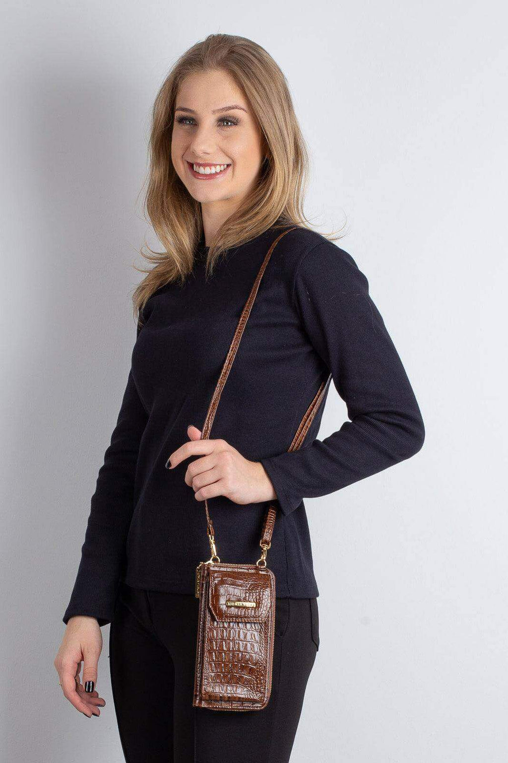 Carteira feminina de couro croco com alça Rafa 19x10,5cm - Enluaze