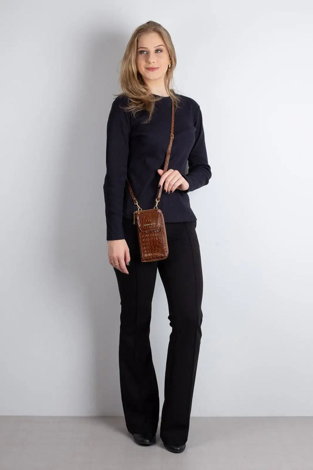 Carteira feminina de couro croco com alça Rafa 19x10,5cm - Enluaze