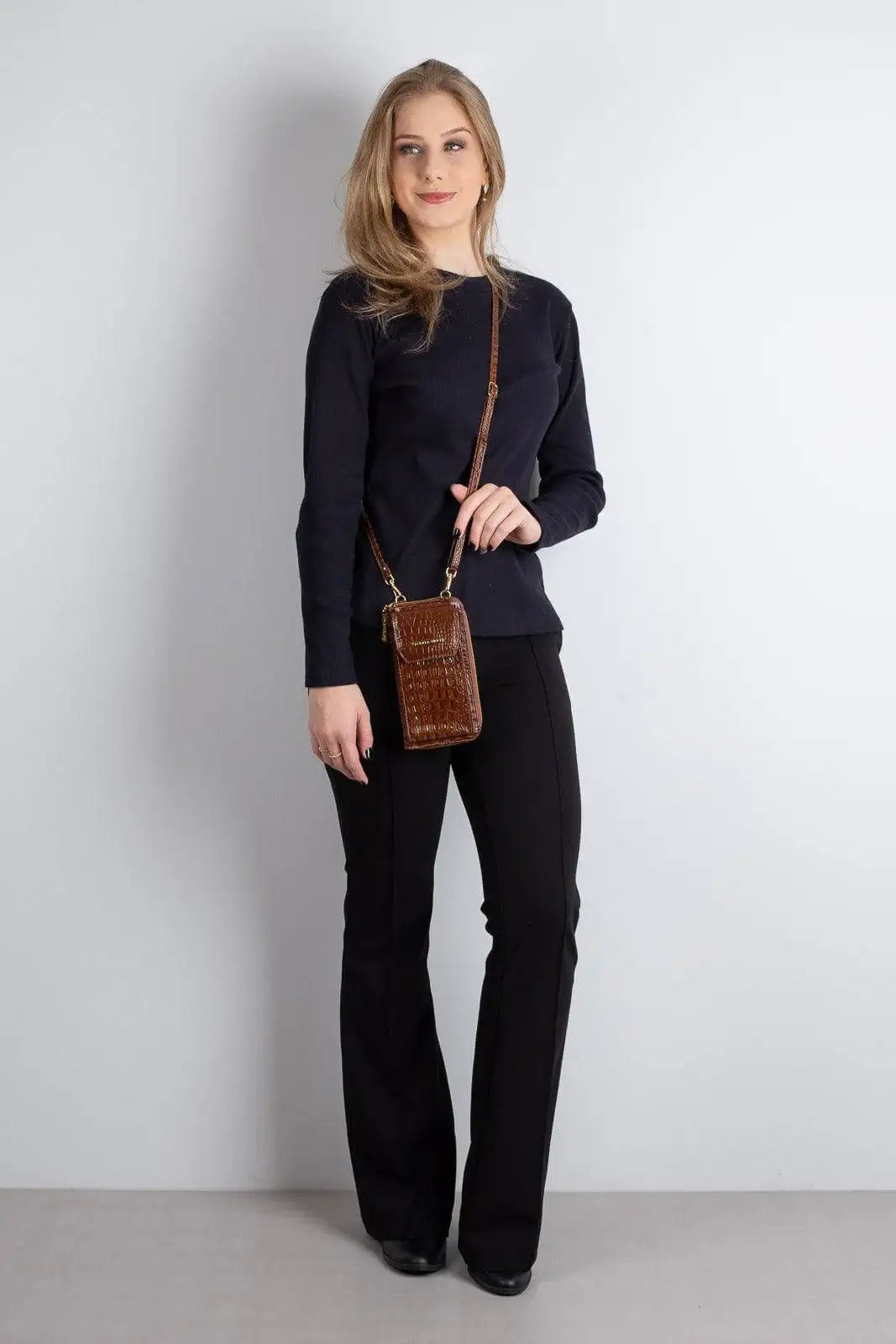 Carteira feminina de couro croco com alça Rafa 19x10,5cm - Enluaze