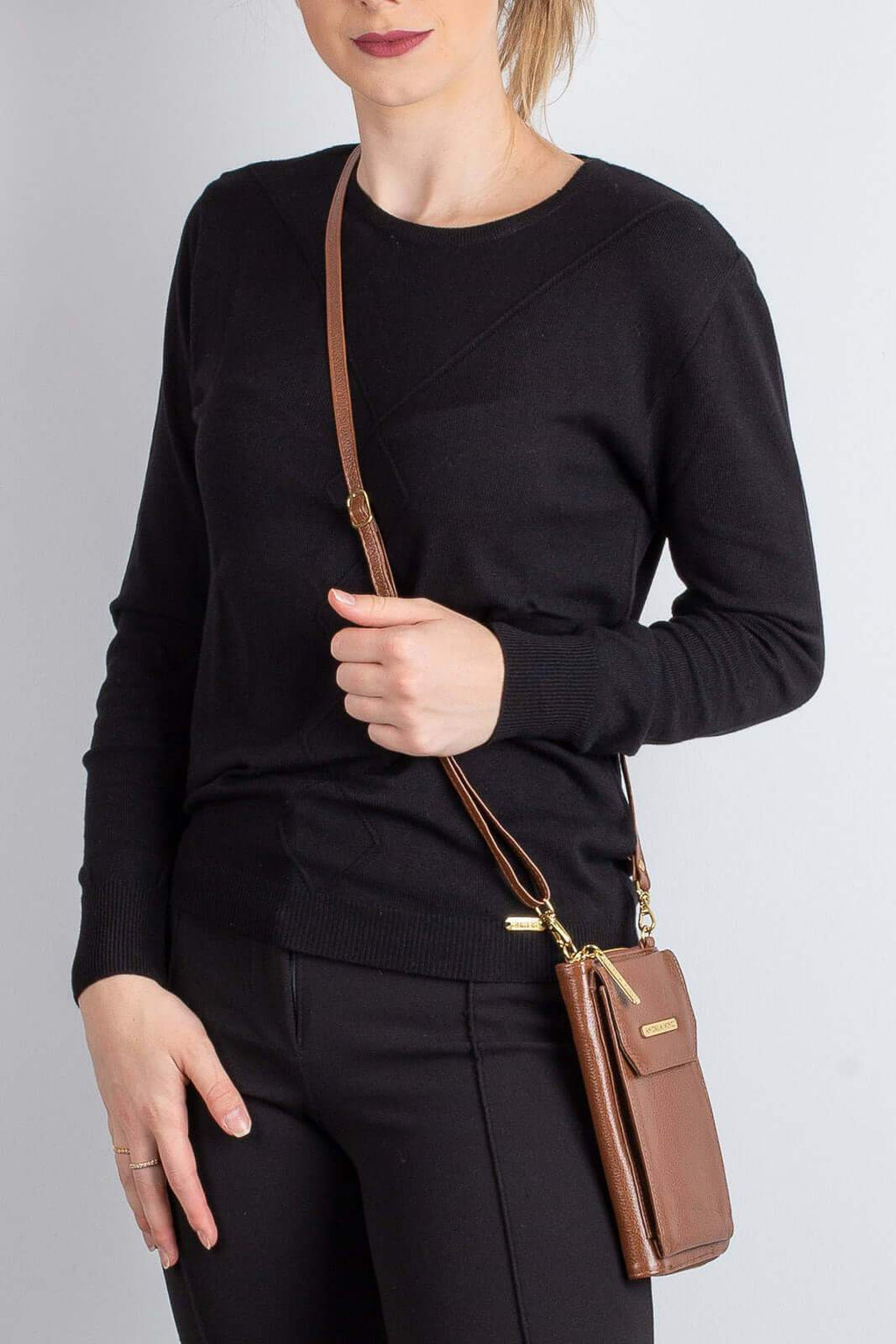 Carteira feminina de couro liso com alça Rafa 19x10,5cm - Enluaze