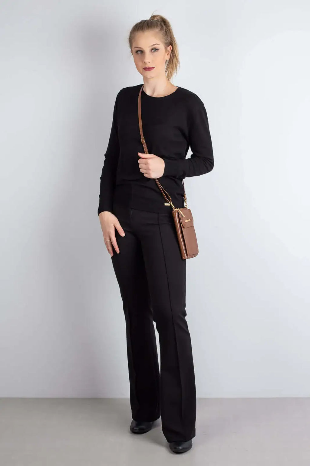 Carteira feminina de couro liso com alça Rafa 19x10,5cm - Enluaze