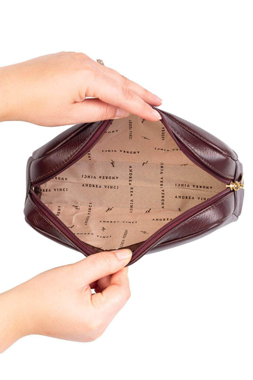 Necessaire de couro liso Adriana 12x23x6cm - Enluaze