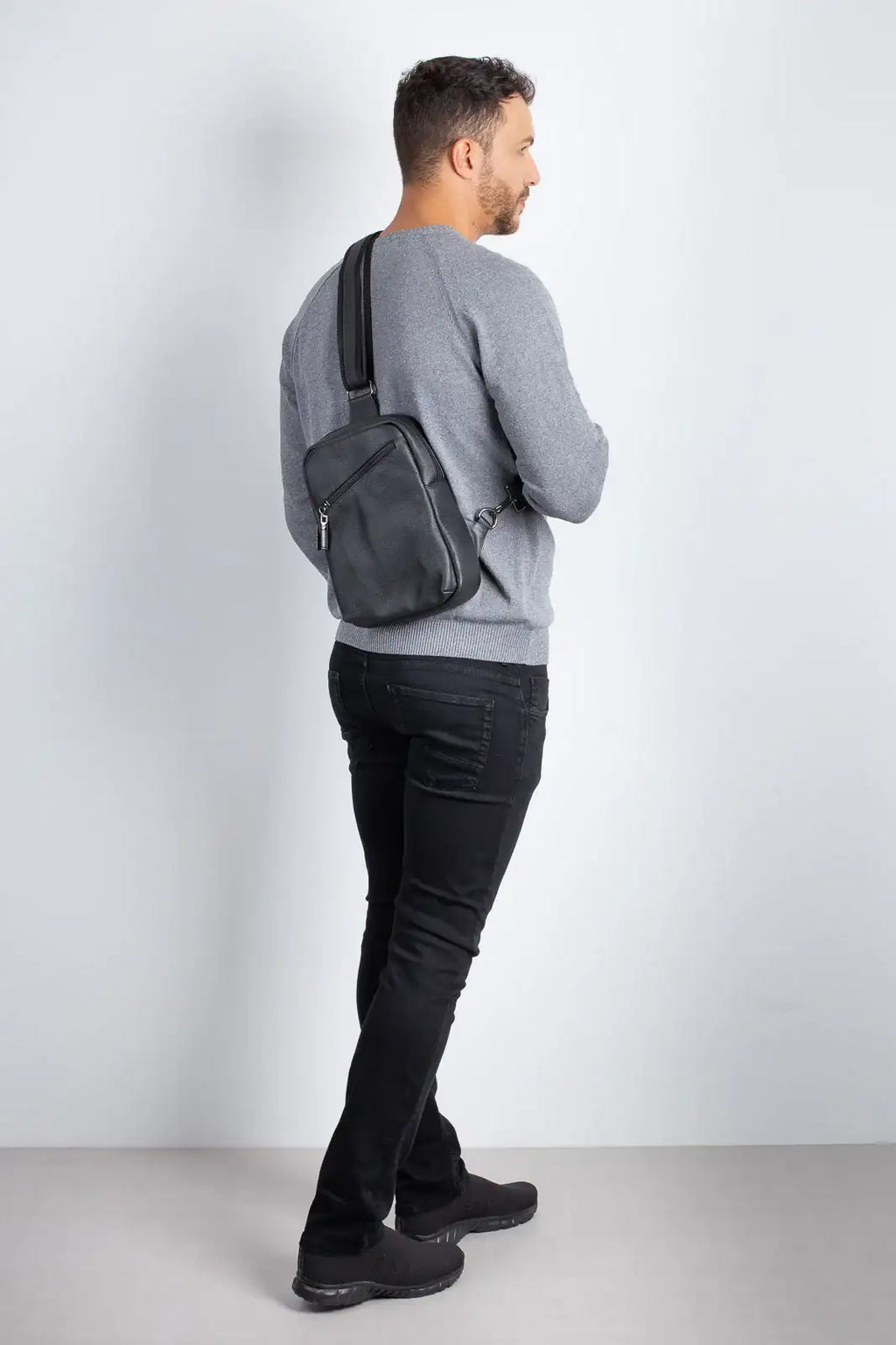 Mini mochila transversal de couro Eric - Enluaze