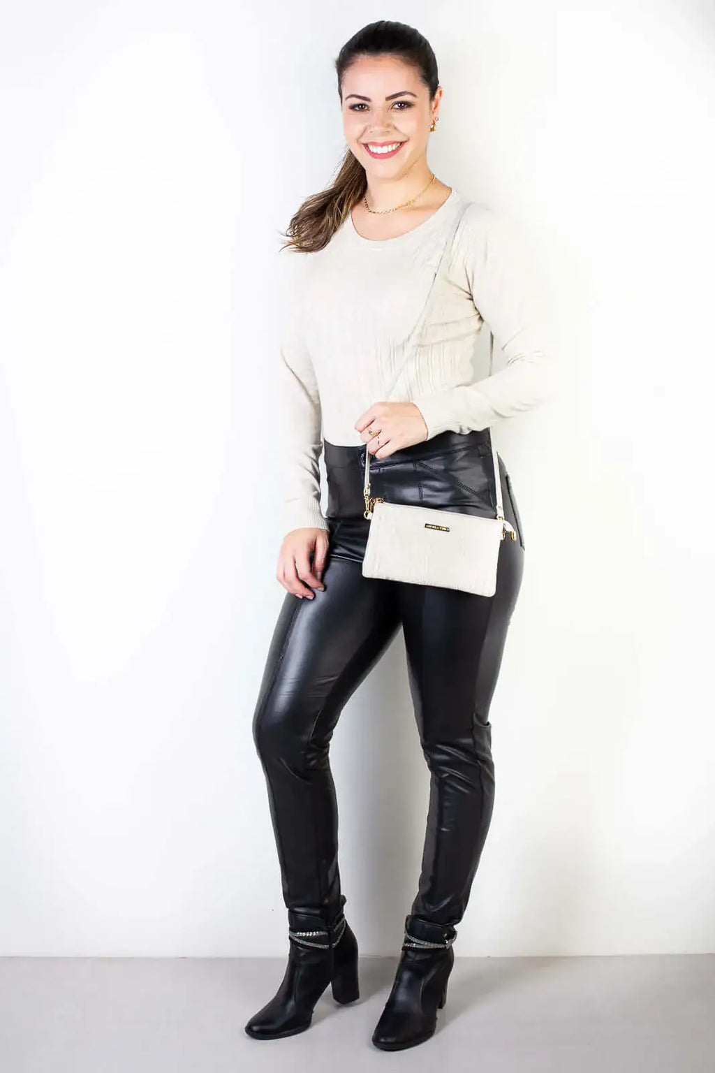 Bolsa transversal pequena de couro croco Tayná - Enluaze